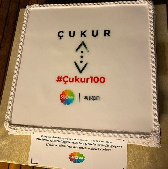 торт в виде логотипа сериала специально сделанный для 100 серии