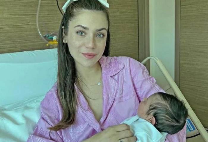 Фулия Зенгинер с новорожденным сыном