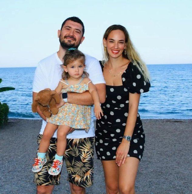 Седа Бакан с мужем Али Эрела и дочкой Лейлу