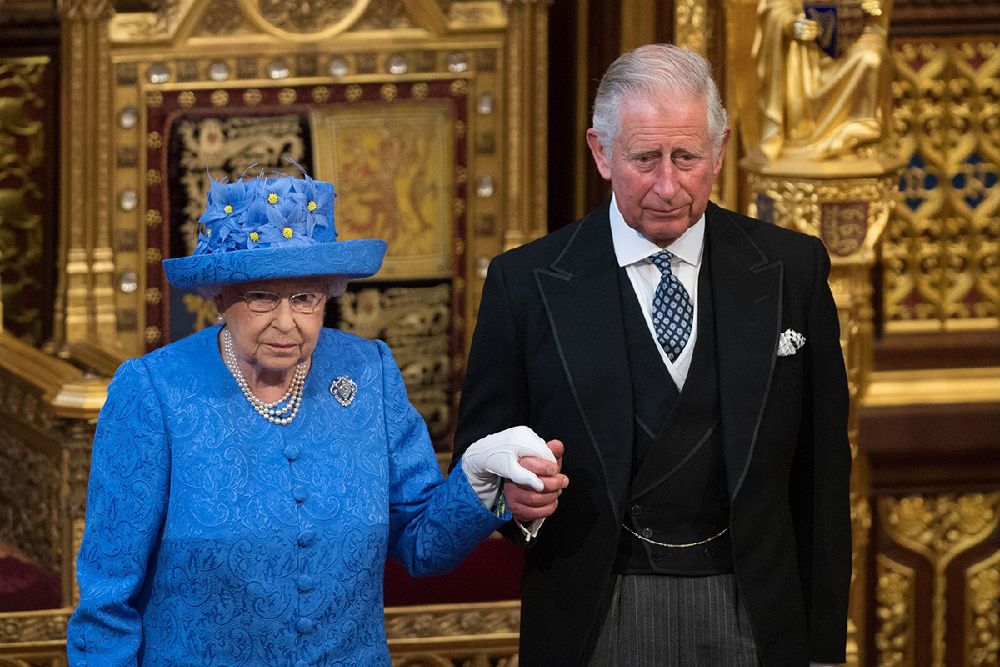 королева Великобритании Елизавета II и принц Чарльз