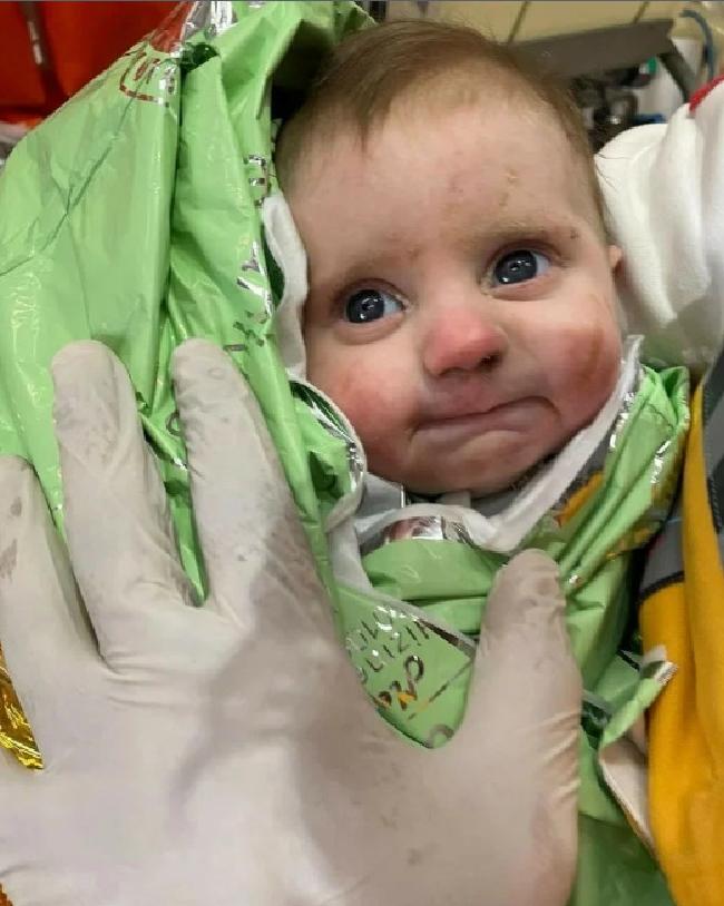 спасенный из-под завалов двухмесячный ребенок