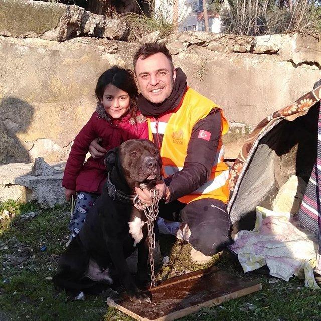 Огюн Каптаноглу с маленькой Зейнеп и ее собакой