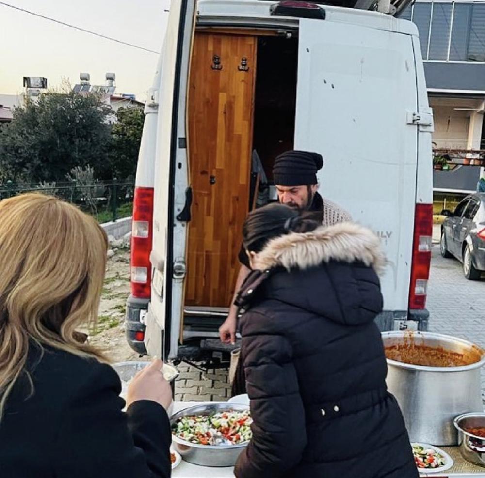 певец Халиль Сезаи раздает горячее питание пострадавшим от землетрясения